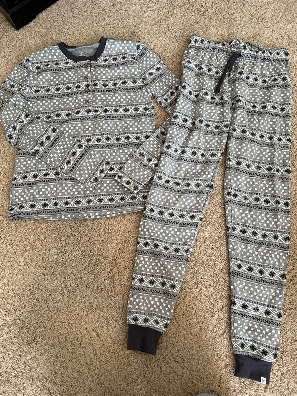 Women’s Gray Patterned Pajama Set - Cozy Long Sleeve Top & Jogger Pants